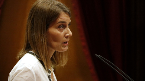 La presidenta de CatECP, Jéssica Albiach, al faristol del ple del Parlament. BERNAT VILARÓ / ACN