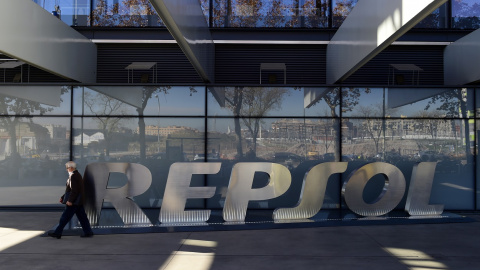 El logo de la petrolera Repsol, en el exterior de su sed en Madrid. AFP/PIERRE-PHILIPPE MARCOU