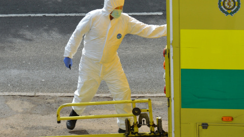 Imagen de un paramédico con una mascarilla en Cheshunt, Reino Unido. REUTERS