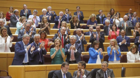 Los senadores del PP aplauden tras la intervención del presidente del Gobierno, Mariano Rajoy, en la sesión de control al Gobierno esta tarde en el Senado. EFE/Javier Lizón