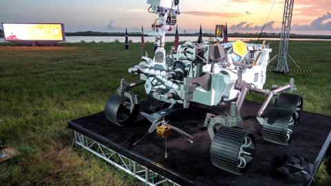 Un modelo del Rover Perseverance se muestra en la rueda prensa durante el lanzamiento del cohete Atlas que contiene el verdadero rover Perseverance EFE / EPA / CRISTOBAL HERRERA-ULASHKEVICH