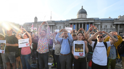 Miles de ciudadanos han participado esta tarde en una vigilia por las víctimas del atentado de Manchester. /REUTERS