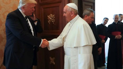 Trump saluda al Papa Francisco en el Vaticano. | ALESSANDRA TARANTINO (REUTERS)