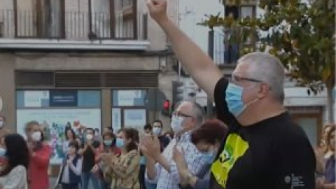 Aplausos y 'La Internacional': el emotivo homenaje ciudadano a Anguita frente al Ayuntamiento de Córdoba