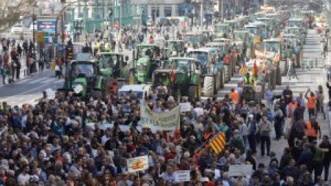 Miles de tractores y agricultores se echan a la calle pidiendo precios justos