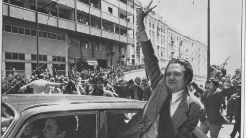 El líder socialista, Mário Soares, es aclamado por la multitud en abril de 1974, al regreso de su exilio en París. Al otro lado del coche, Miguel Sobrino (con barba).