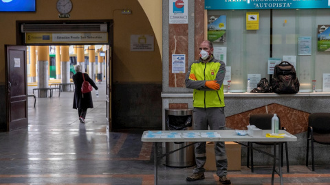 GRAFAND7350. SEVILLA, 13/04/2020.- Un trabajador del 112 repartiendo mascarillas a los viajeros que a primera hora de la mañana utilizaban los autobuses interurbanos de Sevilla para su traslado a los puestos de trabajo. El reparto de 1,87 millones de mas