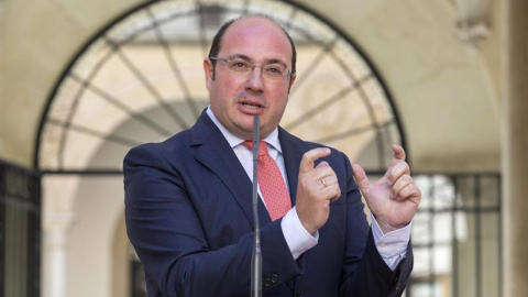 El presidente de Murcia, Pedro Antonio Sánchez, durante la rueda de prensa que ha ofrecido tras conocer el auto del juez de la Audiencia Nacional Eloy Velasco, que ha abierto una causa contra él y la senadora Pilar Barreiro. EFE/Marcial Guillén