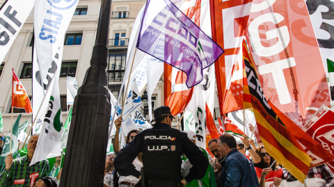  Manifestantes durante una protesta para reclamar una subida salarial, a 19 de abril de 2023, en Madrid.- EP