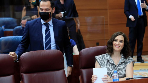 La presidenta de la Comunidad de Madrid, Isabel Díaz Ayuso (d) y su vicepresidente, Ignacio Aguado (i) a su llegada al pleno de la Asamblea de Madrid este jueves sobre educación y finanzas sobre la crisis de la COVID-19, así como a cuestiones relaciona