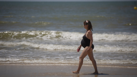  Una mujer embarazada camina por la playa de Matalascañas, Andalucía, a 12 de junio de 2020.- EP