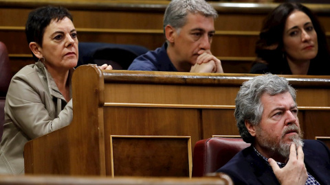 Los diputados de Bildu, Mertxe Aizpurua (i) y Oskar Matute (c), junto al diputado de Unidas Podemos Juan López de Uralde (d). EFE