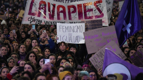 Miles de mujeres durante una manifestación convocada por la Comisión 8M, por el 8M, Día Internacional de la Mujer, a 8 de marzo de marzo de 2023, en Madrid (España). Foto: Fernando Sánchez / Europa Press