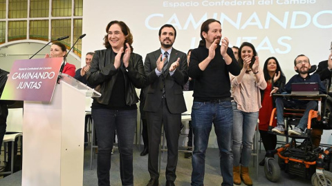 El vicepresidente segundo del Gobierno y secretario general de Podemos, Pablo Iglesias, que ha reunido este sábado en Madrid a los ministros de Unidas Podemos y a la alcaldesa de Barcelona, Ada Colau (i), en un encuentro con el que se busca visibilizar s