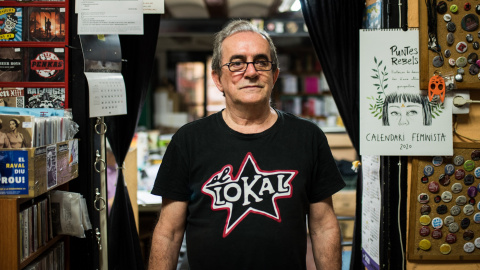 Iñaki García, activista del Raval, al Lokal. MIGUEL VELASCO