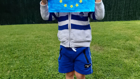 Madalina Sarb sostiene una bandera de la Unión Europea.