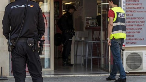 Efectivos de la Policía Nacional registran desde primera hora de esta mañana distintos gimnasios Palma y Calvià (Mallorca), en una gran operación contra el tráfico de anabolizantes.EFE/Cati Cladera