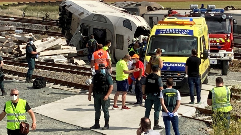 02/06/2020.- Efectivos sanitarios y de la Guardia Civil acuden al lugar donde la locomotora de un tren Alvia que realiza la ruta Ferrol-Madrid ha descarrilado a su paso por la localidad zamorana de Hiniesta, al arrollar a un vehículo cuyo conductor ha fa