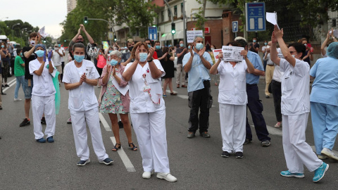 Profesionales sanitarios se han concentrado esta tarde frente al Hospital Niño Jesús, en Madrid, para denunciar la "privatización encubierta" que, a su juicio, va a emprender el Gobierno autonómico en este centro al aprobar su ampliación mediante un 