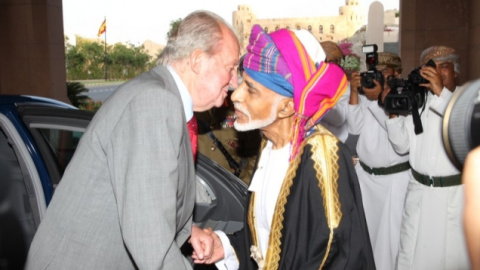 El jefe del Estado Juan Carlos I es recibido por el sultán de Omán Qaboos Bin Said en una viaje oficial un mes antes de su abdicación en favor de Felipe VI. Poco después el sultán le regaló el ático de Londres. Foto: Casa real/ Borja Fotógrafos.