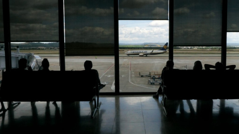 Pasajeros esperando su vuelo en el Aeropuerto de Madrid-Barajas Adolfo Suárez. AFP/Christof Stache