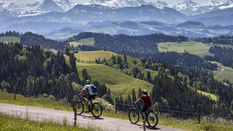 21/05/2020.- Ciclistas pasean por los Alpes suizos. EFE/Peter Klaunzer