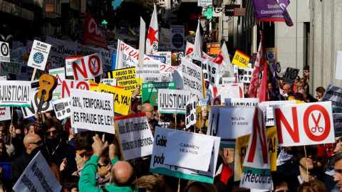 Cerca de 3.000 trabajadores interinos del sector público se han manifestado este sábado en Madrid.