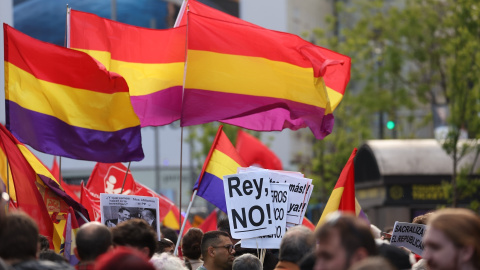  Decenas de personas durante una protesta por la Tercera República, desde Cibeles hasta Callao, a 14 de abril de 2023, en Madrid (España). Isabel Infantes / Europa Press