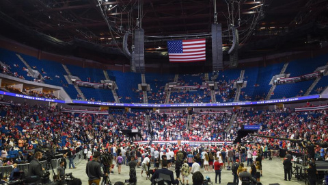 Donald Trump durante su mitin en el BOK Center de Tulsa. EFE/EPA/ALBERT HALIM