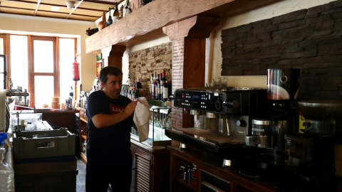 Un hostelero prepara su bar en Guadalajara para la reapertura el próximo lunes. | Reuters. Sergio Pérez