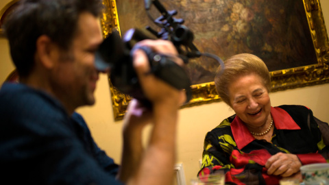 El director Gustavo Salmerón grabando a su madre