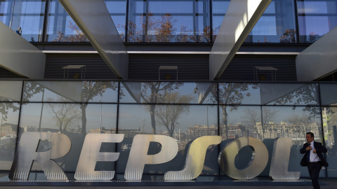 El logo de la petrolera Repsol, en el exterior de su sed en Madrid. AFP/PIERRE-PHILIPPE MARCOU