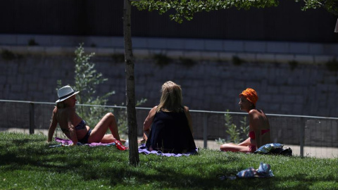 Tres mujeres toman el Sol. EFE/Rodrigo Jiménez