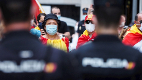 Un momento de la "cacerolada" de este miércoles en la calle General Ruiz de Valladolid en protesta por la gestión del Gobierno en la crisis del coronavirus. EFE / R.GARCÍA