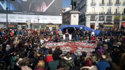 Pamela Palenciano, este domingo en la Puerta del Sol, representando su monólogo 'No solo duelen los golpes' para recaudar fondos en la lucha contra la violencia machista / PÚBLICO