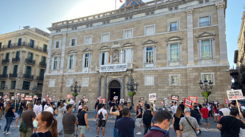 Manifestació de l'oci nocturn a la Plaça Sant Jaume. Associació de Sales de Concerts de Catalunya