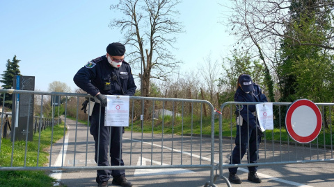 Bloqueo policial por en  Cologno (Milan), uno de los mayores focos de coronavirus en Italia. EFE/SERGIO PONTORIERI