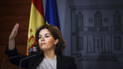 La vicepresidenta del Gobierno, Soraya Sáenz de Santamaría, durante su comparecencia hoy ante los medios en el Complejo de la Moncloa. EFE/Emilio Naranjo