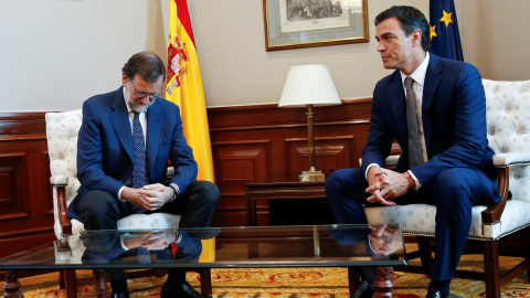 El líder socialista Pedro Sánchez, en una de sus últimas reuniones con el presidente del Gobierno en funciones, Mariano Rajoy, antes de la fallida inestidura del candidato del PP. REUTERS/Andrea Comas