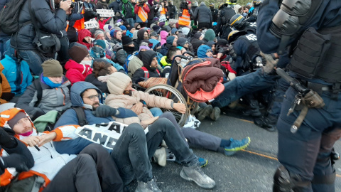 La policia francesa desallotjant els activistes del Tsunami Democràtic durant el tall de l'autopista del novembre. ACN / Gerard Vilà.