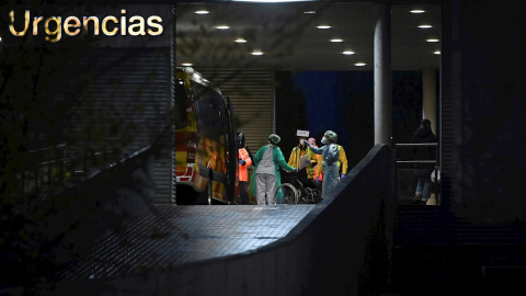 Vista general del exterior de las Urgencias del hospital Príncipe de Asturias de Alcalá de Henares, este sábado, séptimo día del estado de alarma por la crisis del coronavirus. EFE/FERNANDO VILLAR