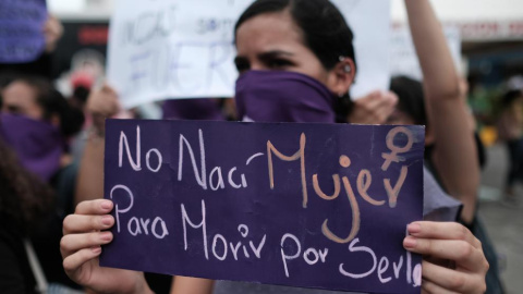 Una mujer sostiene una pancarta durante una manifestación. EFE/Carlos Herrera