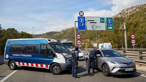 Els Mossos d'Esquadra fan un control de vehicles per controlar els desplaçaments. EFE/Alejandro García