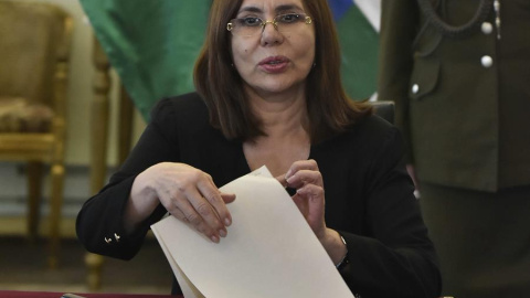 27/12/2019.-La canciller interina boliviana, Karen Longaric, durante una rueda de prensa este viernes en La Paz (Bolivia). Bolivia acusó a la Embajada de España en La Paz de cometer "atropellos" a su soberanía, por un incidente con la Policía Bolivian