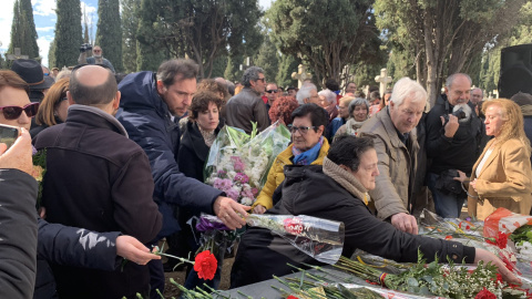 El alcalde de Valladolid junto a otras personas deja una ofrenda floral sobre el monumento.- PSOE VALLADOLID