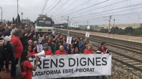 Manifestació a l'estació de L'Aldea per demanar més regularitat de trens. Europa Press