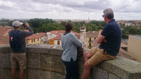 Turistas observan el nido de una cigüeña en Zamora. / H. M.