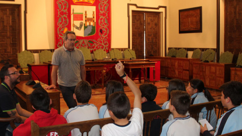 Visita de escolares al salón de plenos del Ayuntamiento de Zamora.