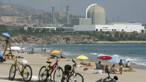 La central nuclear de Vandellós II (Tarragona), que sufrió un incendio de un generador eléctrico que obligó a pararla y a activar la prealerta de emergencia, vista desde la playa de la Almadrava.