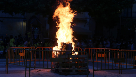 La foguera de Sant Joan a la plaça dels Arbres de Vila-rodona. ROGER SEGURA / ACN